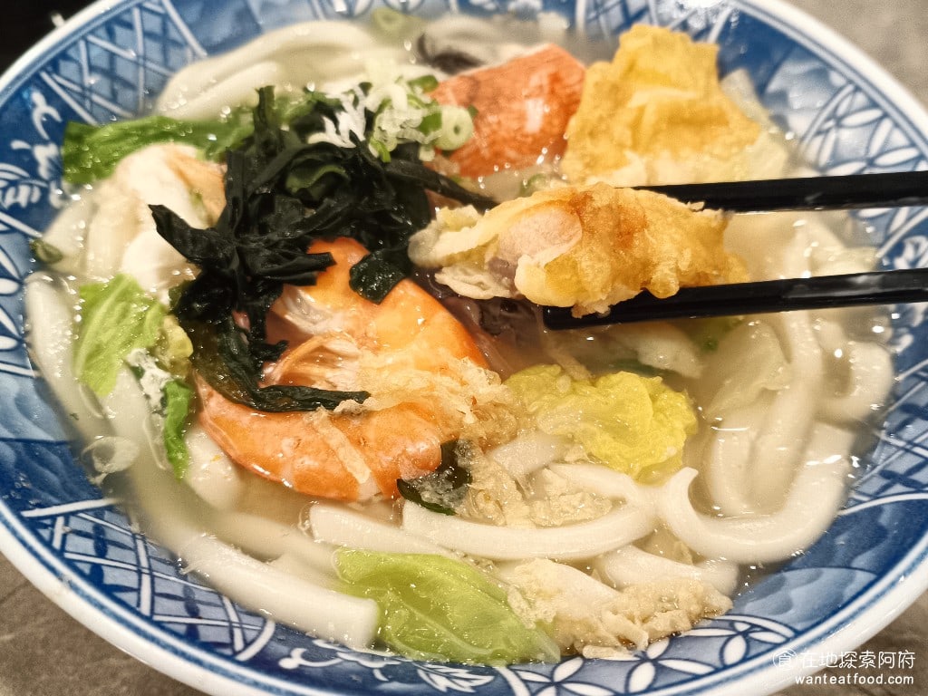 美觀園日本料理,美觀園日本料理菜單,美觀園日本料理價格,萬華區美食,萬華美食,西門美食,日式料理,蛋包飯,烏龍麵 整碗湯走的是清淡路線，沒有特別重的調味，重口味的人可能不會喜歡。 @在地探索的阿府美食世界