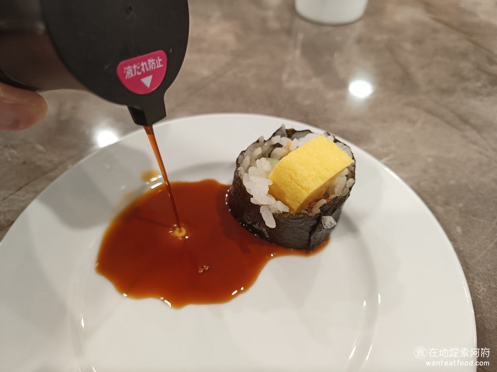 美觀園日本料理,美觀園日本料理菜單,美觀園日本料理價格,萬華區美食,萬華美食,西門美食,日式料理,蛋包飯,烏龍麵 桌上有提供壽司，真的醬油這個醬油味道非常棒，不會死鹹，並且香味十足。 @在地探索的阿府美食世界