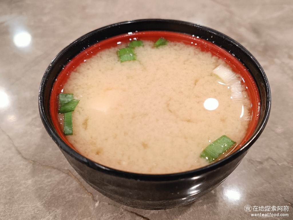 美觀園日本料理,美觀園日本料理菜單,美觀園日本料理價格,萬華區美食,萬華美食,西門美食,日式料理,蛋包飯,烏龍麵 味噌湯 只要是點飯類的餐點，例如排骨飯或是蛋包飯，通常都會附上一碗味噌湯。如果你點綜合壽司，一樣會附上一碗湯，所以我非常推薦點綜合壽司，超級划算！ @在地探索的阿府美食世界