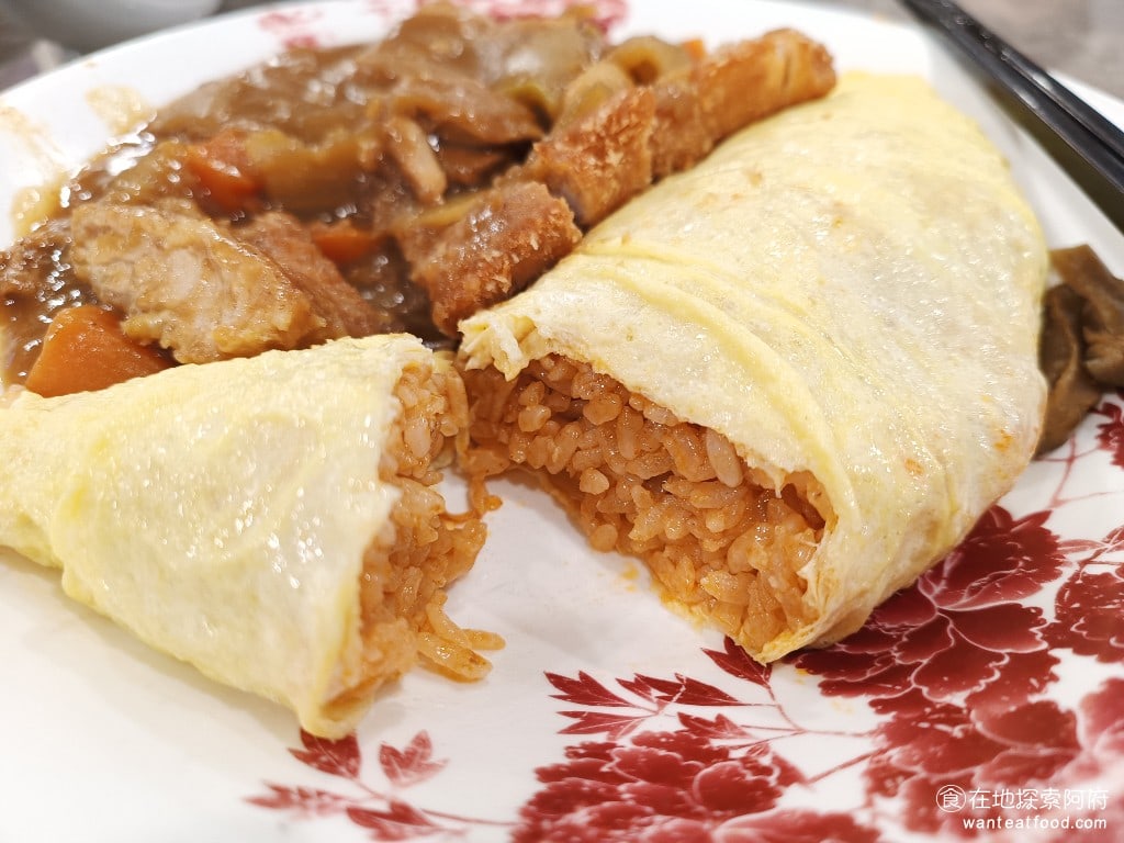 美觀園日本料理,美觀園日本料理菜單,美觀園日本料理價格,萬華區美食,萬華美食,西門美食,日式料理,蛋包飯,烏龍麵 蛋包飯裡面的飯，吃得到滿滿的番茄醬調味，應該是現炒出來的，吃起來非常香，所以這餐點等的也比較久。 @在地探索的阿府美食世界