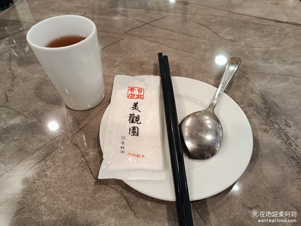 美觀園日本料理,美觀園日本料理菜單,美觀園日本料理價格,萬華區美食,萬華美食,西門美食,日式料理,蛋包飯,烏龍麵 桌上有提供熱茶。 @在地探索的阿府美食世界