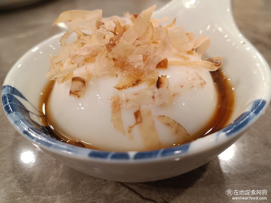 美觀園日本料理,美觀園日本料理菜單,美觀園日本料理價格,萬華區美食,萬華美食,西門美食,日式料理,蛋包飯,烏龍麵 杏仁味道不會很重，豆腐上面加了柴魚片，下面加上了微甜的醬油，整盤豆腐吃起來冰冰涼涼的，非常舒爽。 @在地探索的阿府美食世界