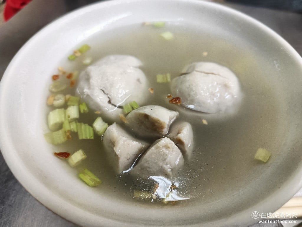 八斗子 信三肉圓 中正區美食 台灣小吃 蝨目魚丸湯 蝨目魚丸的湯頭合起來和魷魚羹的湯頭是完全一樣的也是加了不少的油蔥芹菜和胡椒