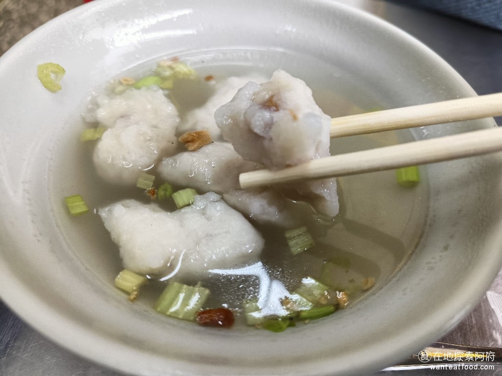 八斗子 信三肉圓 中正區美食 台灣小吃 魷魚的外皮過了一層魚漿魚漿的口感吃起來很特別像是福州魚丸的皮一樣軟綿綿的吃起來非常好吃我還是第一次吃到這腫口感的魷魚羹