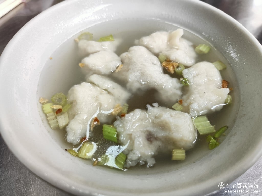 八斗子 信三肉圓 中正區美食 台灣小吃 魷魚羹湯 魷魚羹湯裡面加了油蔥和芹菜湯上面還灑了一些胡椒所以喝湯的時候可以喝到油蔥和胡椒的香味他的湯口味算是偏鹹的