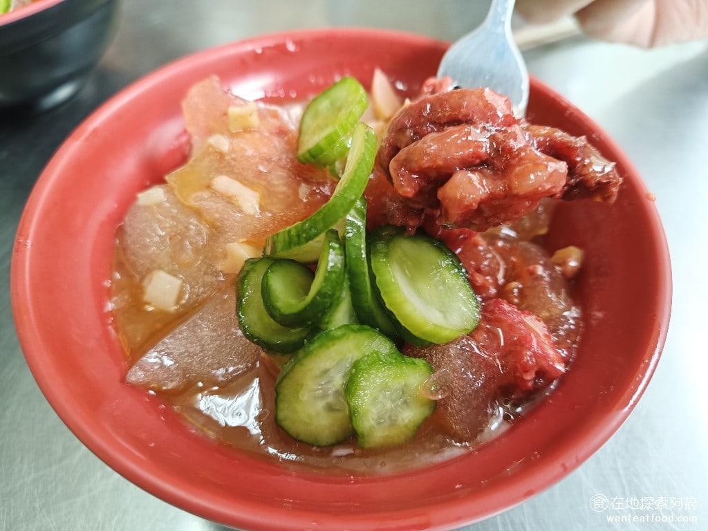 八斗子 信三肉圓 中正區美食 台灣小吃 他的醬料調配的也非常好吃如果覺得味道不夠可以自己在家將整體來說吃起來算不錯但唯一的缺點就是紅潮豬肉口感太硬了
