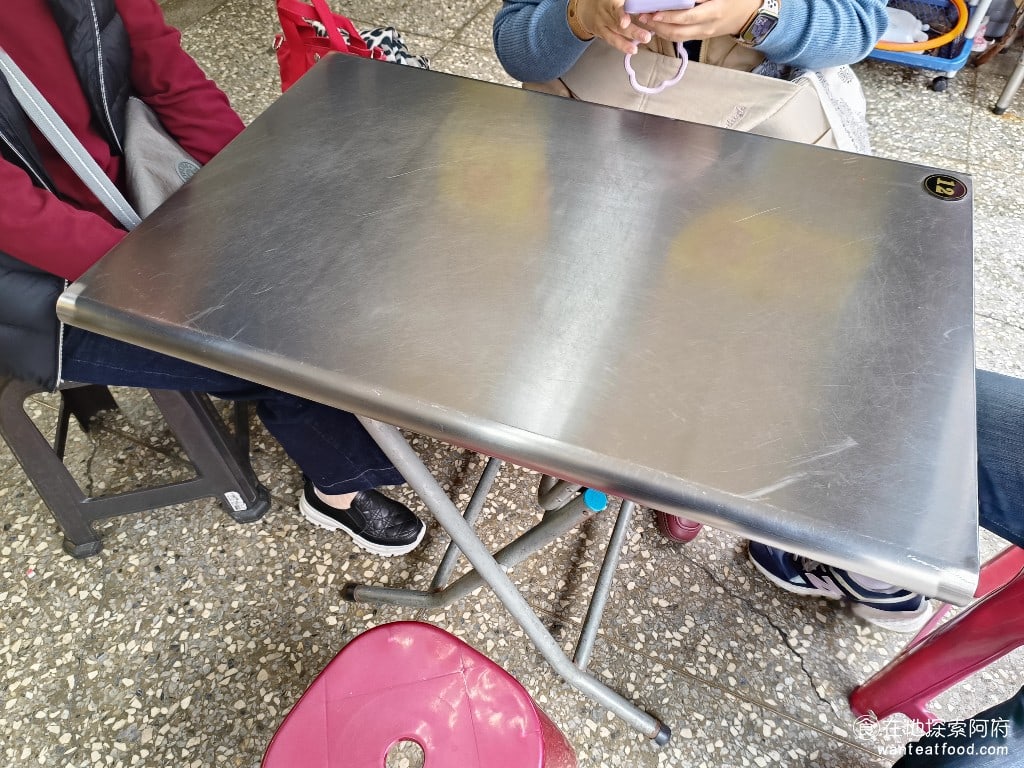 八斗子 信三肉圓 中正區美食 台灣小吃 他的對面是菜市場原本以為環境會比較髒亂但後來來到店內時發現並不會環境算是乾淨的 店內的空間也很寬敞做起來不會很擁擠
