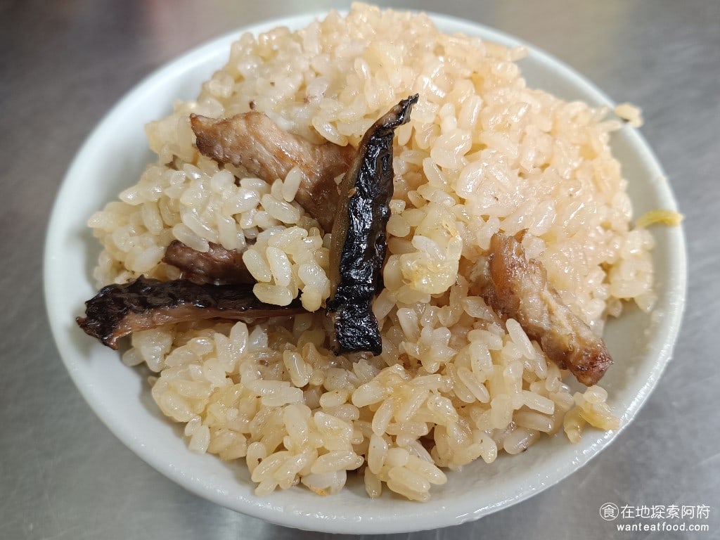 八斗子 信三肉圓 中正區美食 台灣小吃 油飯 他的油飯吃起來非常好吃這點還蠻令我意外的我喜歡他的油飯勝過於他的肉圓
