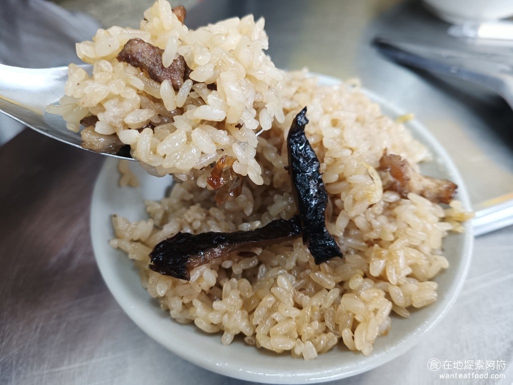 八斗子 信三肉圓 中正區美食 台灣小吃 他的油飯吃起來是有鹹味的而且帶著淡淡的香菇香味油飯裡面有搭配香菇和豬肉等配料不沾醬直接吃就非常好吃