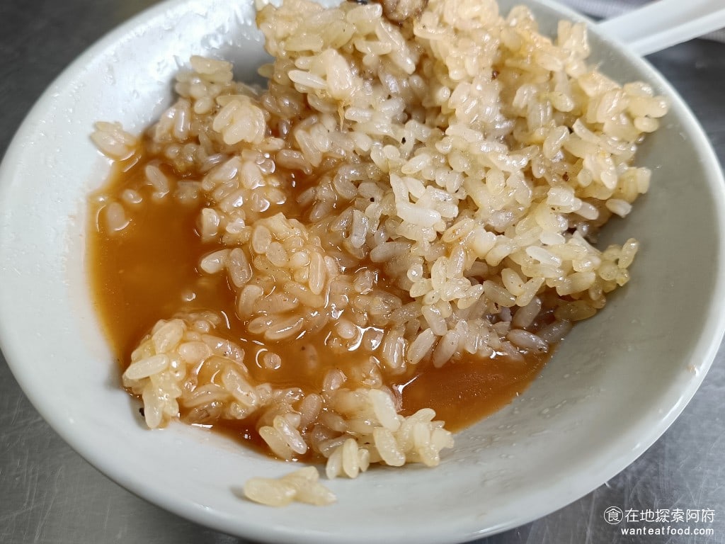 八斗子 信三肉圓 中正區美食 台灣小吃 但我建議一定要嘗試看看家這裡的甜辣醬加了之後這個油飯好吃的程度再上升一級口味變得更重了而且油飯吃起來變得比較濕更順口一不小心整晚飯就吃光了