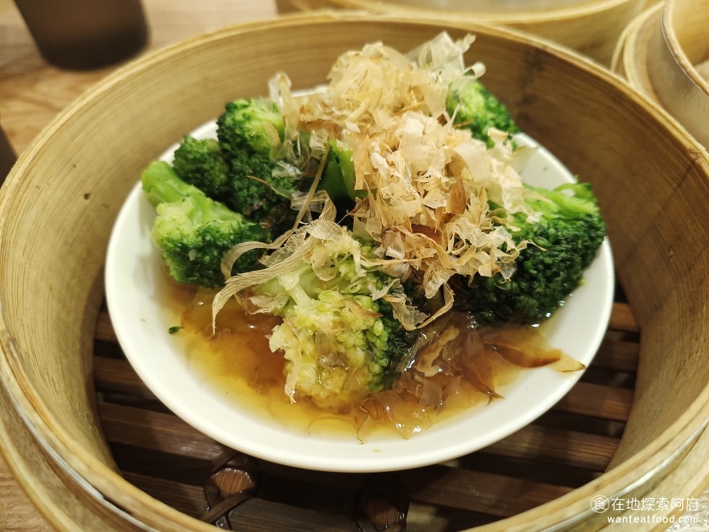 點22 港式點心專賣店-內湖文德店 內湖美食 文德站美食 港式料理 醬香西蘭花 上面撒了滿滿的柴魚片底部的醬油帶有點甜味吃起來很清爽只不過份量有一點少