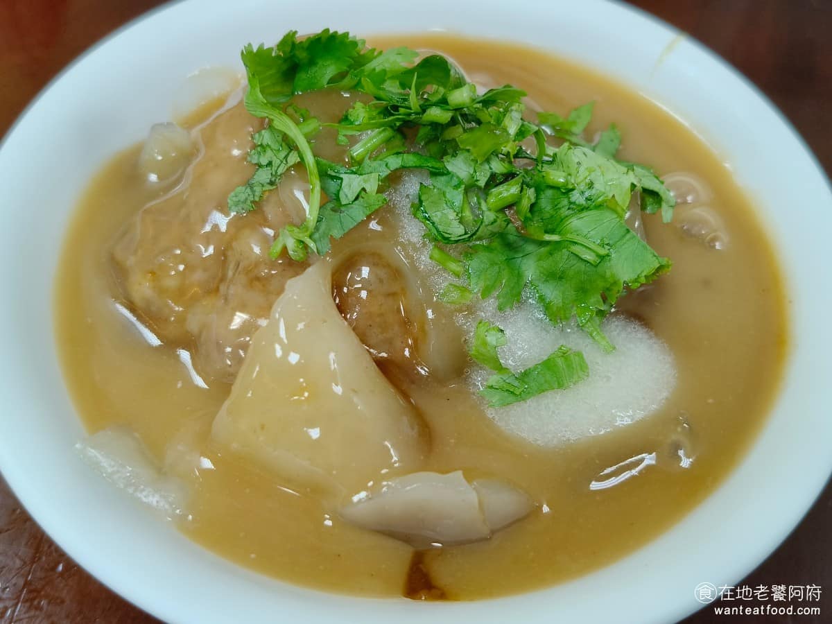 林員肉圓 林員肉圓菜單 林員肉圓推薦 板橋區美食 板橋美食 府中美食 肉圓 一顆是 60 元,尺寸算大顆,上面淋了滿滿的醬汁,還有加上蒜泥與香菜,一上桌味道就特別香。 @在地老饕阿府