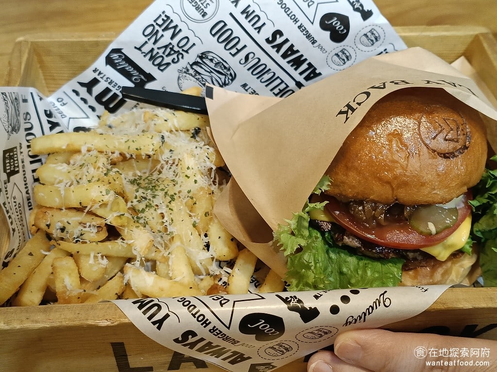 LAY BACK 大安區美食 信義安和美食 美式料理 lay back和牛漢堡 和牛漢堡的價格是最貴的這一顆要360元還不包含薯條薯條是要另外加點的 他的和牛漢堡吃起來有一點偏硬口感並沒有特別好裡面加了一些起司醬