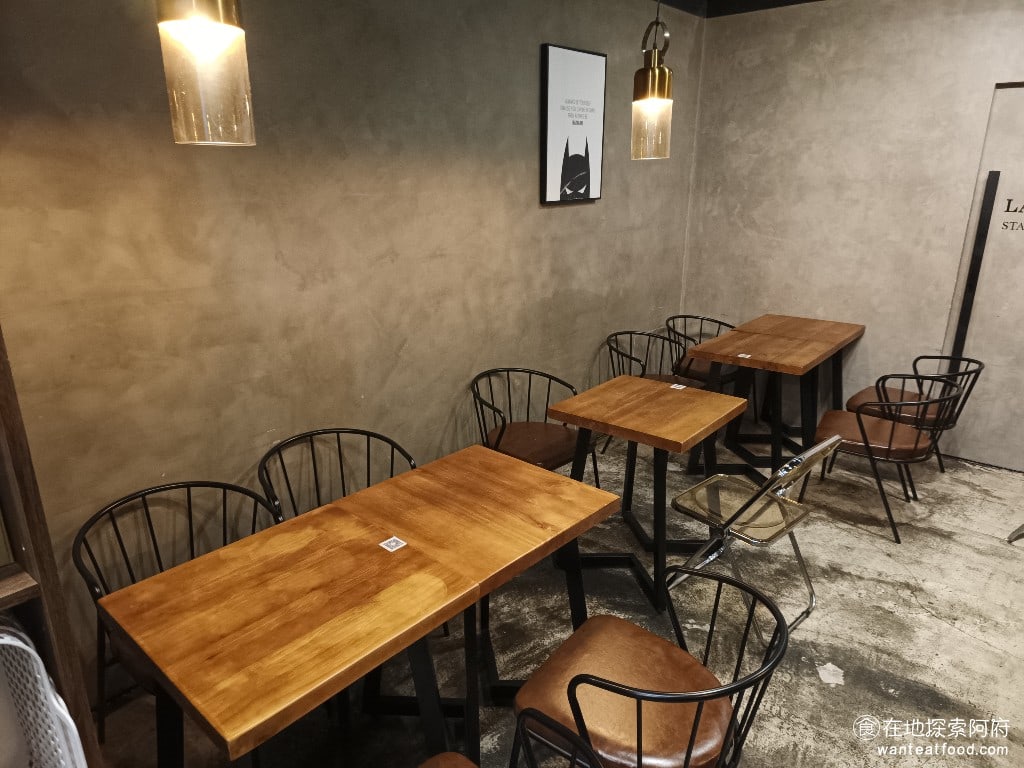 LAY BACK 大安區美食 信義安和美食 美式料理 但因為這間店後方的空間非常小只要人多的時候回音非常重會非常吵吵到耳朵快聾掉的那一種吵一度讓我進入店裡之後就很想要趕快離開