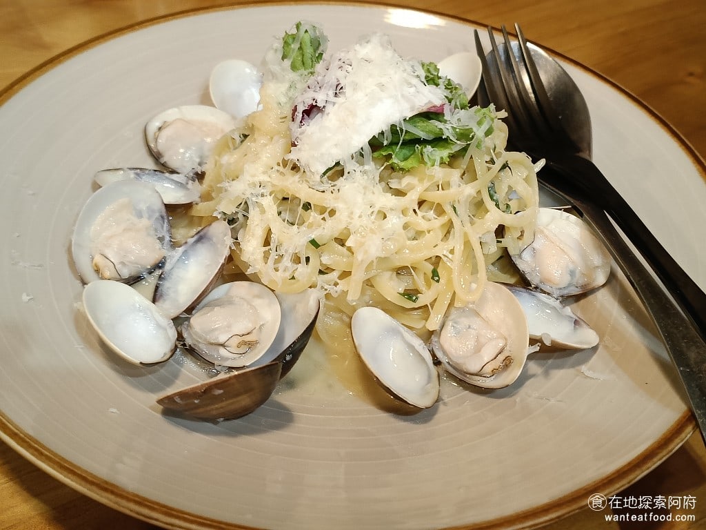 LAY BACK 大安區美食 信義安和美食 美式料理 蒜香蛤蠣細扁麵 原以為這一間就只有漢堡能吃但吃了他的義大利麵後發現義大利麵比漢堡還要好吃他的義大利麵水準還蠻高的 面體偏硬並且松露味奶油味比例調配的非常棒