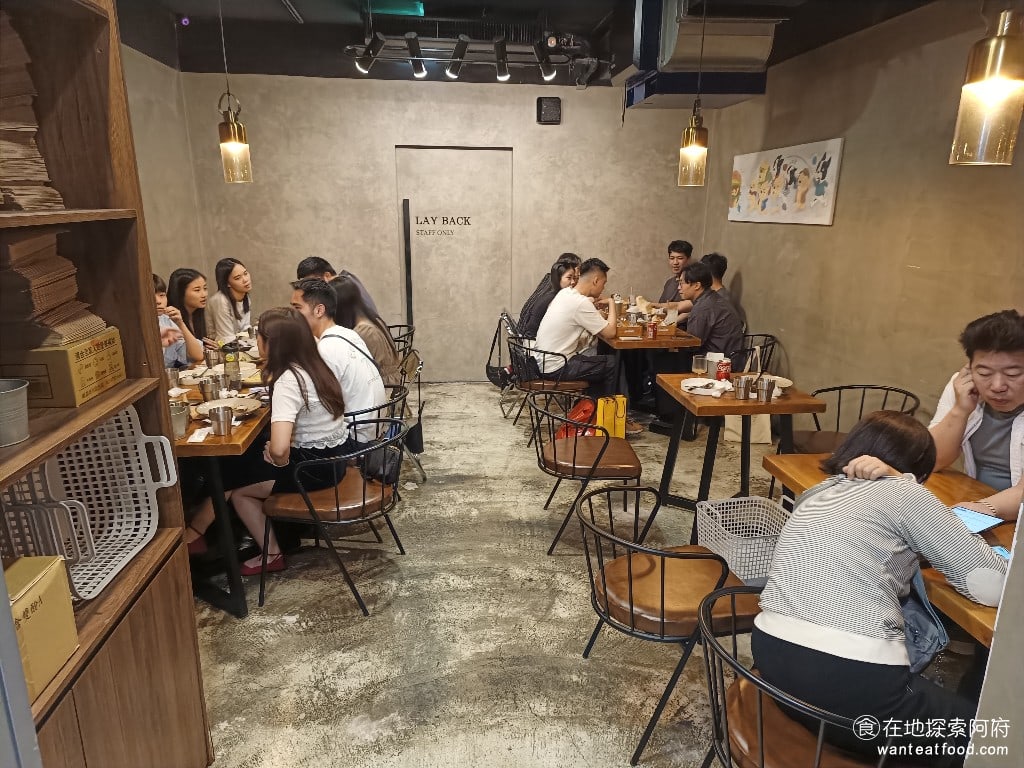 LAY BACK 大安區美食 信義安和美食 美式料理 這間店是長型的號外的地方是咖啡廳的裝飾風格走入店內有一個非常小空間的用餐區 裡面也做了滿滿的人