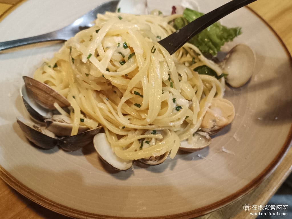 LAY BACK 大安區美食 信義安和美食 美式料理 我們猶豫不想吃太硬所以有和電源說面要煮軟一點所以軟硬度我們覺得剛剛好整排面的口味是偏重的蒜味和奶油味都很重吃起來個人覺得非常好吃一下子全部就吃光了