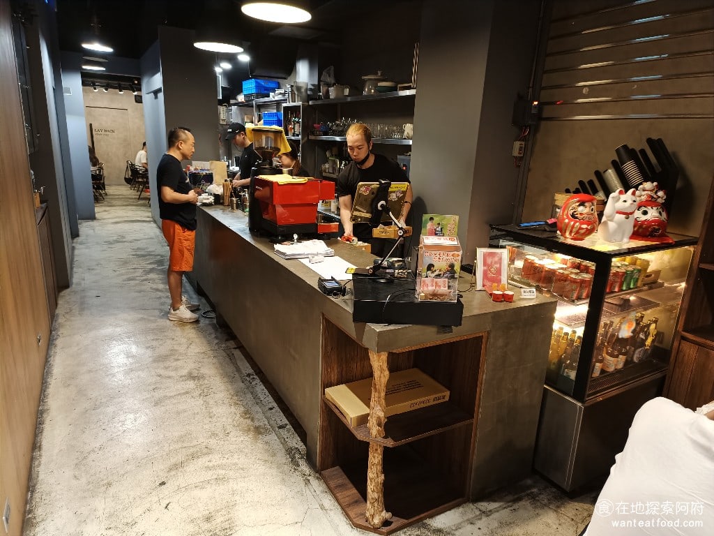LAY BACK 大安區美食 信義安和美食 美式料理 這間店主打的招牌是和牛漢堡但作為一間義大利餐廳同時也有賣燉飯義大利麵炸物和奶昔這間店的生意非常好因為店內空間不大所以現場吃排隊時間都比較長