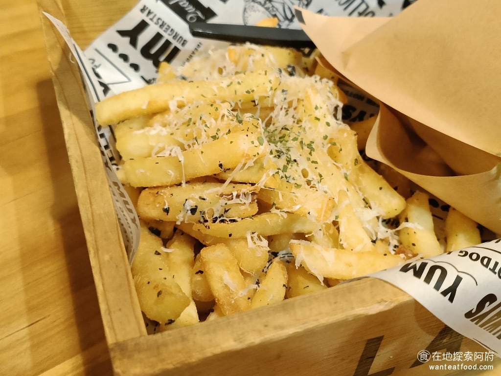 LAY BACK 大安區美食 信義安和美食 美式料理 炸薯條 炸薯條的外皮非常酥脆裡面的馬鈴薯份量偏多算是馬鈴薯味比較重的薯條 吃起來還不錯薯條非常有水準