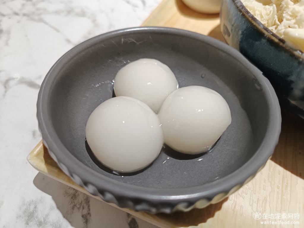 花藏雪 手作雪氷 士林美食 士林美食 台灣小吃 加點的白玉 加點白玉價格是20元 白玉基本上就是日本大顆的湯圓吃起來沒有什麼甜味而且還覺得有一點硬如果在煮軟一點會更好