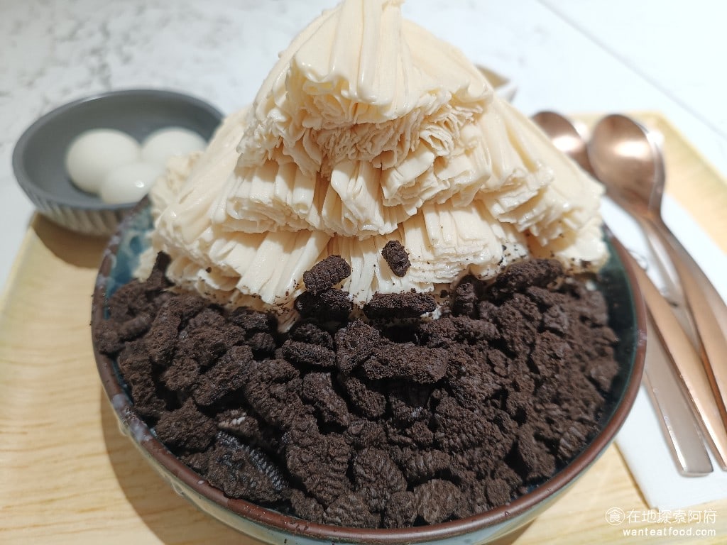 花藏雪 手作雪氷 士林美食 士林美食 台灣小吃 花生雪花冰加了黑旋風巧克力碎片由於花生雪花冰本身吃起來口感就比較乾如果再加上巧克力碎片吃起來又更感了感覺這樣子搭配不是很好