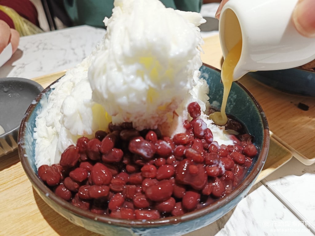 花藏雪 手作雪氷 士林美食 士林美食 台灣小吃 雪花冰旁邊都有附上煉乳如果你想要吃甜一點就可以自己加只不過要注意如果你把煉乳加到冰上雪花冰很快就會融化了