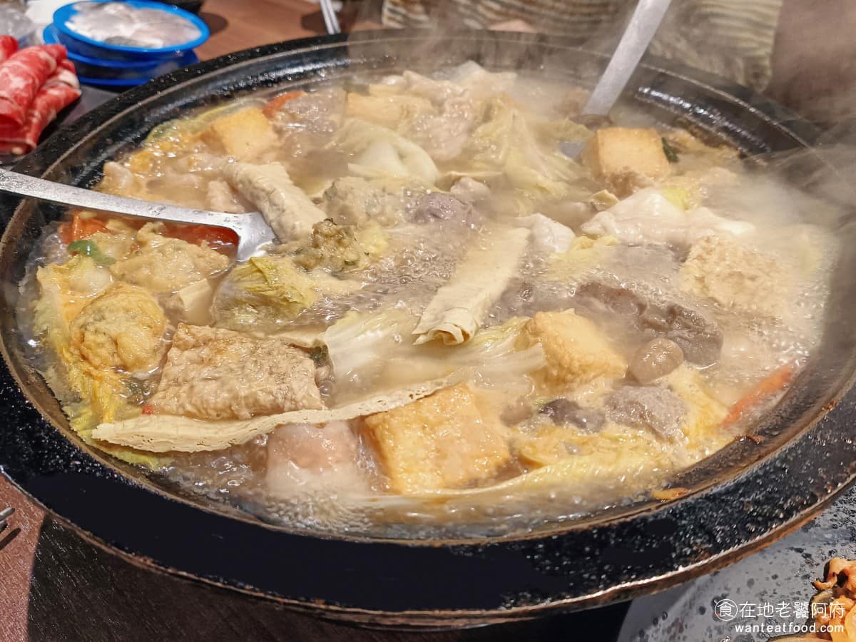 雅香石頭火鍋(延吉店) 大安區美食 國父紀念館美食 鍋物料理 爆香 開鍋 乾魷魚 火鍋料 這間火鍋是多人共吃一鍋,可以看到滿滿的火鍋料包含豆皮甜不辣青菜燕餃魚餃魚豆腐全部都主在同一鍋裡了 @在地老饕阿府