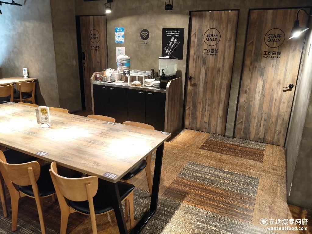Kitchen,CreAfe'客意直火(內科西湖店),Kitchen,CreAfe'客意直火(內科西湖店)菜單,Kitchen,CreAfe'客意直火(內科西湖店)價格,內湖區美食,內湖美食,西湖美食,義式料理,披薩 《客意直火內科西湖店》採用的是半自助式的方式，所以完全不收服務費，從客人入座到點餐，拿餐具或倒水，全部都要靠自己。用餐後，也要自行將餐具、托盤送到回收區。 @在地探索的阿府美食世界