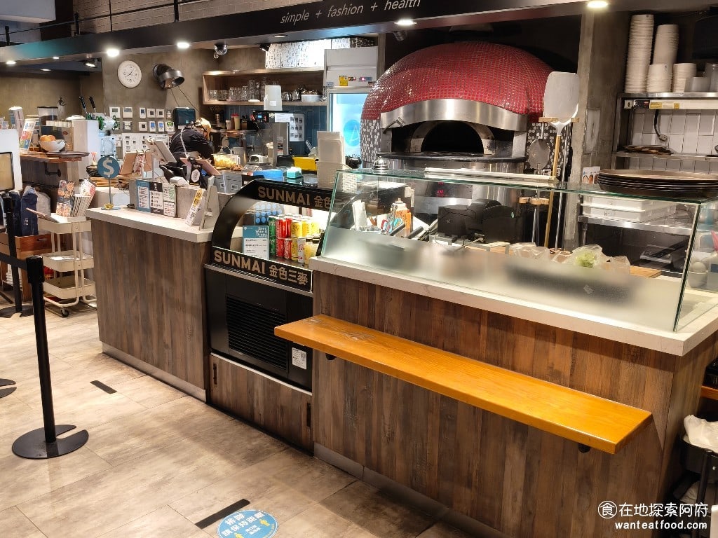 Kitchen,CreAfe'客意直火(內科西湖店),Kitchen,CreAfe'客意直火(內科西湖店)菜單,Kitchen,CreAfe'客意直火(內科西湖店)價格,內湖區美食,內湖美食,西湖美食,義式料理,披薩 自選披薩要先選擇醬料，看你要紅醬、松露醬、青醬算醬，或是不加醬也可以，然後再從A區的蔬食配料選兩種配料，再從B區的肉類和起司選兩種，最後再搭配風味香料，這樣就能製作出獨一無二的披薩。 @在地探索的阿府美食世界