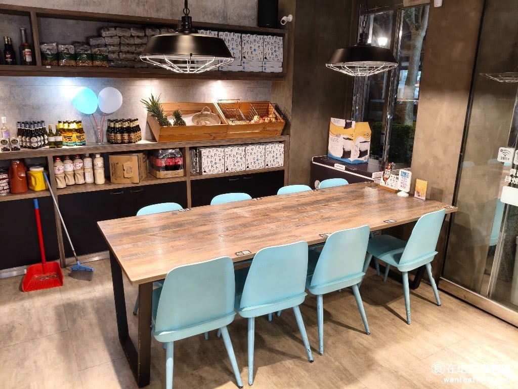 Kitchen,CreAfe'客意直火(內科西湖店),Kitchen,CreAfe'客意直火(內科西湖店)菜單,Kitchen,CreAfe'客意直火(內科西湖店)價格,內湖區美食,內湖美食,西湖美食,義式料理,披薩 店內的桌椅是木紋材質，搭配地中海藍的配色，整個氣氛非常舒服。 @在地探索的阿府美食世界