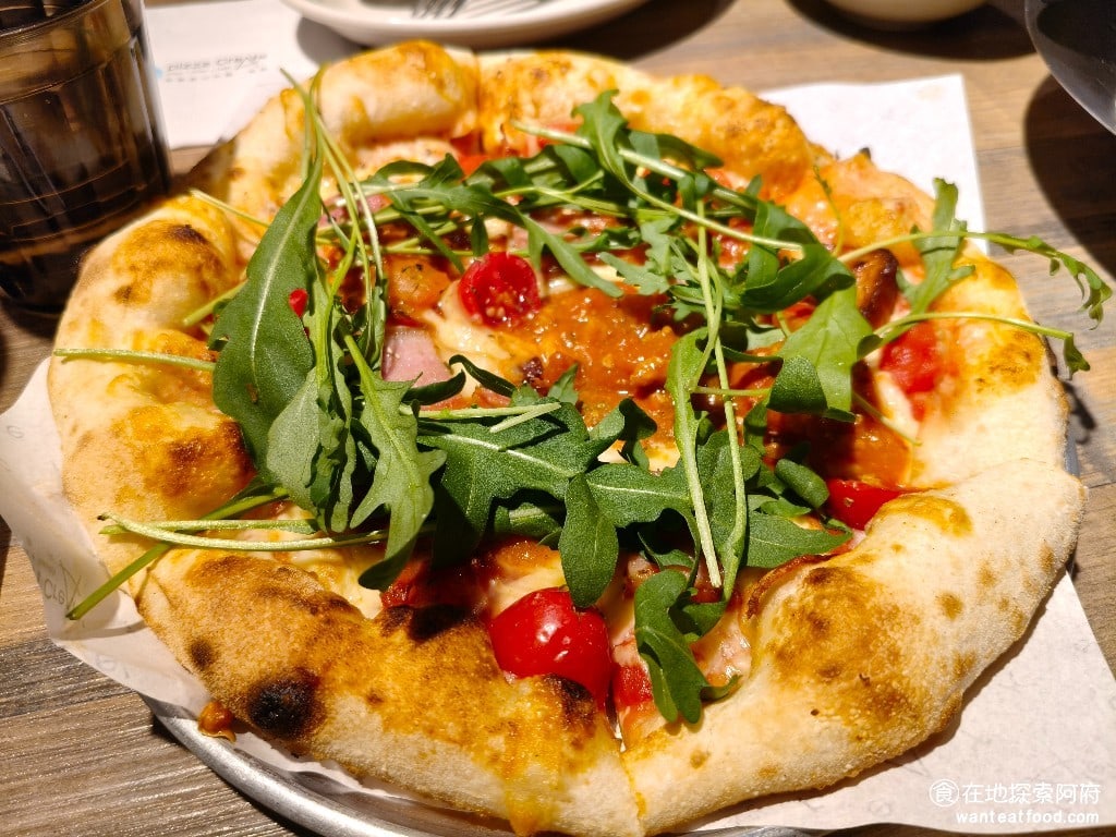 Kitchen,CreAfe'客意直火(內科西湖店),Kitchen,CreAfe'客意直火(內科西湖店)菜單,Kitchen,CreAfe'客意直火(內科西湖店)價格,內湖區美食,內湖美食,西湖美食,義式料理,披薩 客意自選披薩 我們點的這一份披薩，是完全自選口味的披薩，有紅醬、番茄、芝麻葉、培根、肉醬、奧勒岡、沙拉米，沙拉米是小片的臘腸。 @在地探索的阿府美食世界
