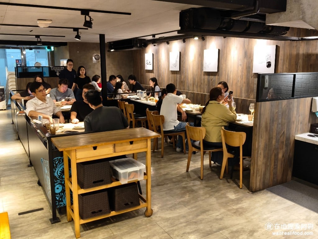 Kitchen,CreAfe'客意直火(內科西湖店),Kitchen,CreAfe'客意直火(內科西湖店)菜單,Kitchen,CreAfe'客意直火(內科西湖店)價格,內湖區美食,內湖美食,西湖美食,義式料理,披薩 一樓的用餐環境比較吵雜，來這裡用餐的客人多半都是上班族，所以講話聲音會比較大聲，而且桌子的面積比較小，坐起來有一點擠。 @在地探索的阿府美食世界