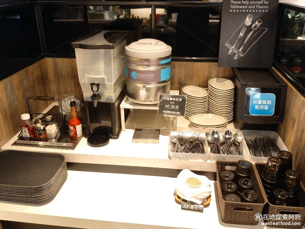Kitchen,CreAfe'客意直火(內科西湖店),Kitchen,CreAfe'客意直火(內科西湖店)菜單,Kitchen,CreAfe'客意直火(內科西湖店)價格,內湖區美食,內湖美食,西湖美食,義式料理,披薩 《客意直火內科西湖店》的餐具都是自取的，水也是要自己倒的，旁邊有醬料，番茄醬、黑胡椒和辣椒醬。 @在地探索的阿府美食世界