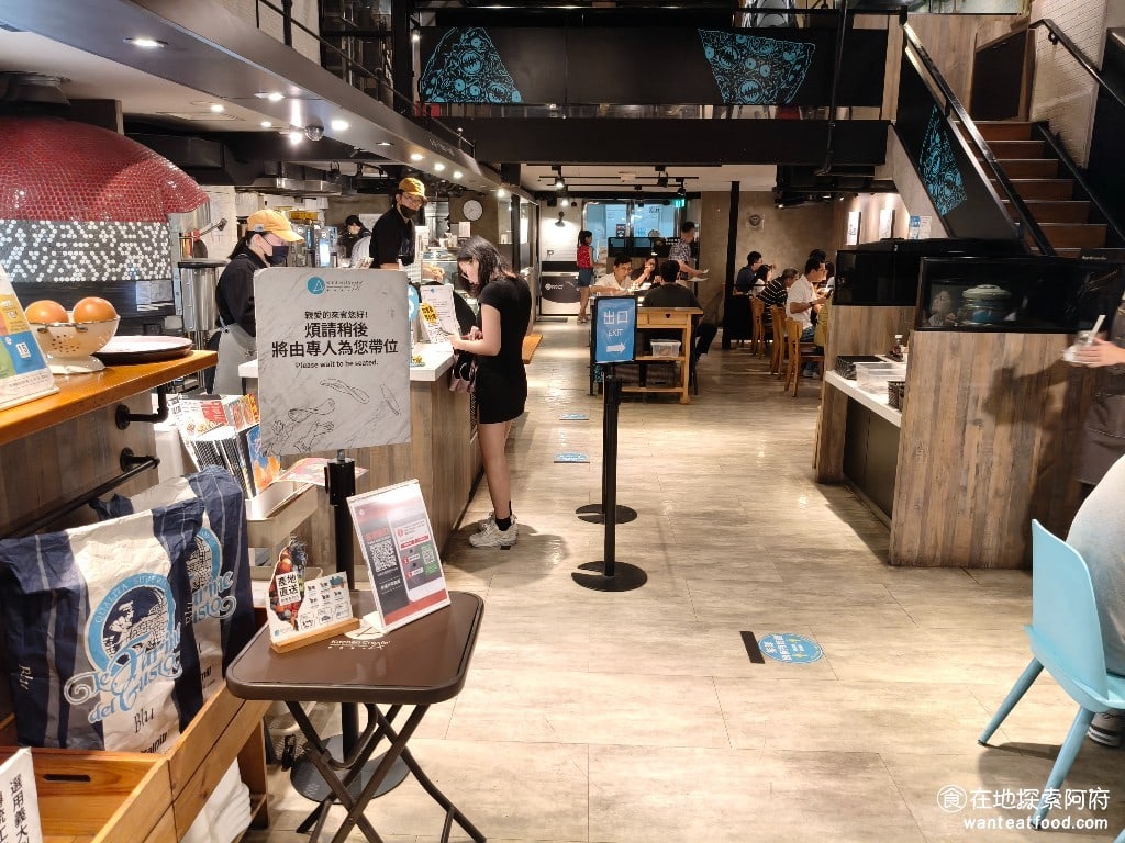 Kitchen,CreAfe'客意直火(內科西湖店),Kitchen,CreAfe'客意直火(內科西湖店)菜單,Kitchen,CreAfe'客意直火(內科西湖店)價格,內湖區美食,內湖美食,西湖美食,義式料理,披薩 走進店內感受到非常寬敞、舒適的感覺。店內有一樓和二樓，挑高都非常高。廚房是半開放式的，你可以看到師傅在製作披薩的完整過程。 @在地探索的阿府美食世界