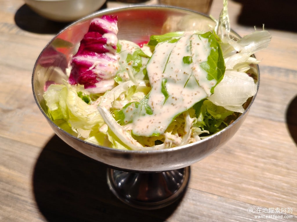 Kitchen,CreAfe'客意直火(內科西湖店),Kitchen,CreAfe'客意直火(內科西湖店)菜單,Kitchen,CreAfe'客意直火(內科西湖店)價格,內湖區美食,內湖美食,西湖美食,義式料理,披薩 小沙拉 這是點套餐附贈的小沙拉，上面加的是凱薩醬，沙拉的味道吃起來中規中矩，還可以。 @在地探索的阿府美食世界