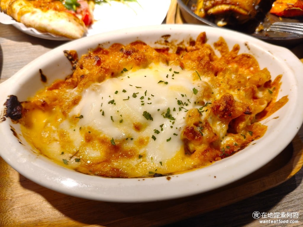 Kitchen,CreAfe'客意直火(內科西湖店),Kitchen,CreAfe'客意直火(內科西湖店)菜單,Kitchen,CreAfe'客意直火(內科西湖店)價格,內湖區美食,內湖美食,西湖美食,義式料理,披薩 肉醬焗烤麵 這盤肉醬麵，在做焗烤的時候，空心粉直接放在表面，所以烤起來表面空心粉變得超級硬，應該要讓起司完全覆蓋才對。味道上吃起來也比較普通，但看在這一份價格才 119 元的份上，就不計較了。 @在地探索的阿府美食世界