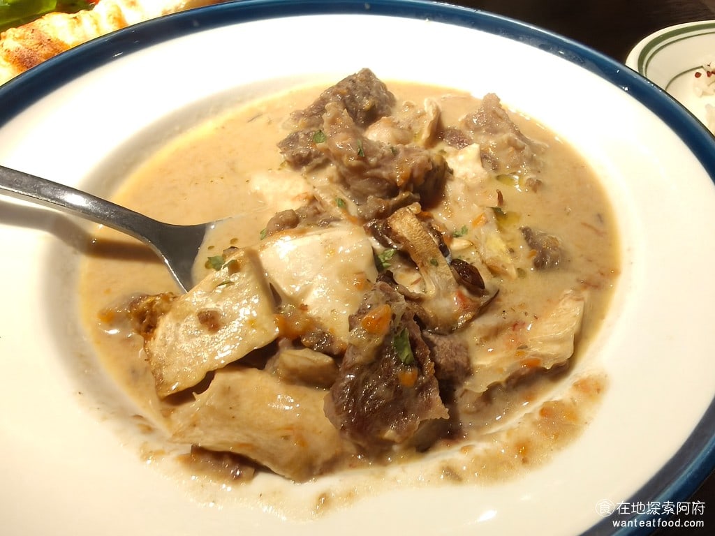 Kitchen,CreAfe'客意直火(內科西湖店),Kitchen,CreAfe'客意直火(內科西湖店)菜單,Kitchen,CreAfe'客意直火(內科西湖店)價格,內湖區美食,內湖美食,西湖美食,義式料理,披薩 奶香菌菇燉牛肉，奶油的味道比較重，菌菇的味道比較淡，個人是覺得奶油的比例有點太多了，蓋掉了菌菇味。牛肉的部分，某些部位吃起來比較軟，但某些部位則是有一點筋。 @在地探索的阿府美食世界