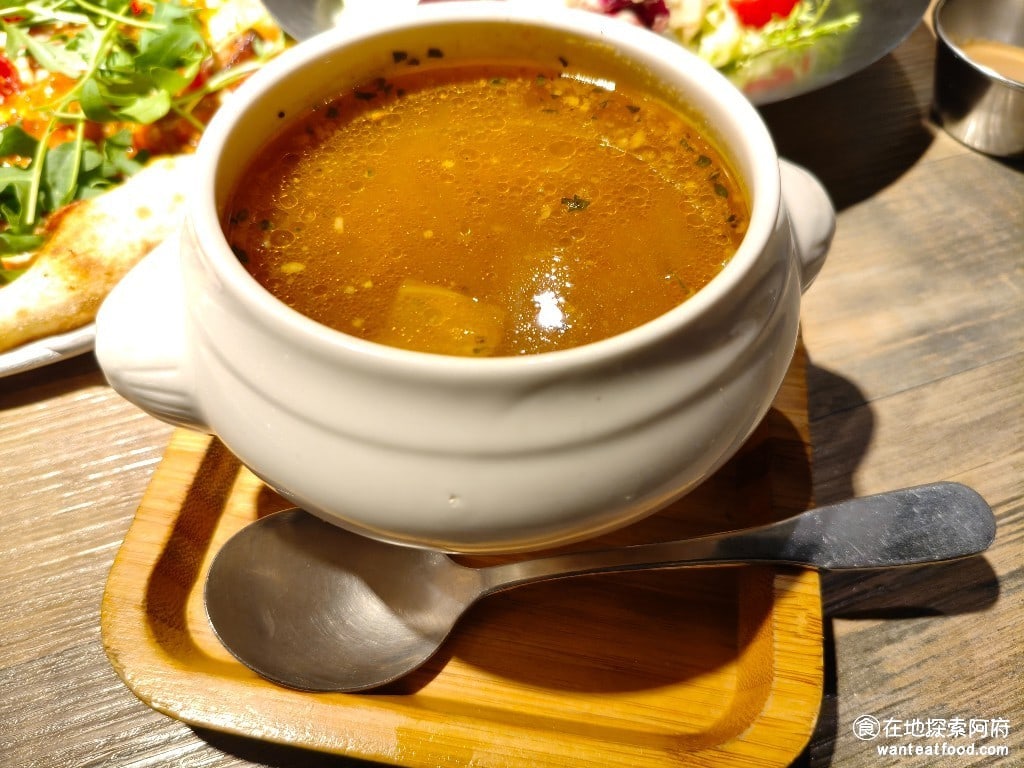 Kitchen,CreAfe'客意直火(內科西湖店),Kitchen,CreAfe'客意直火(內科西湖店)菜單,Kitchen,CreAfe'客意直火(內科西湖店)價格,內湖區美食,內湖美食,西湖美食,義式料理,披薩 羅宋牛肉湯 牛肉湯喝起來味道有一點淡，沒什麼牛肉的味道，裡面有一些牛肉塊，牛肉吃起來的口感還可以。 @在地探索的阿府美食世界