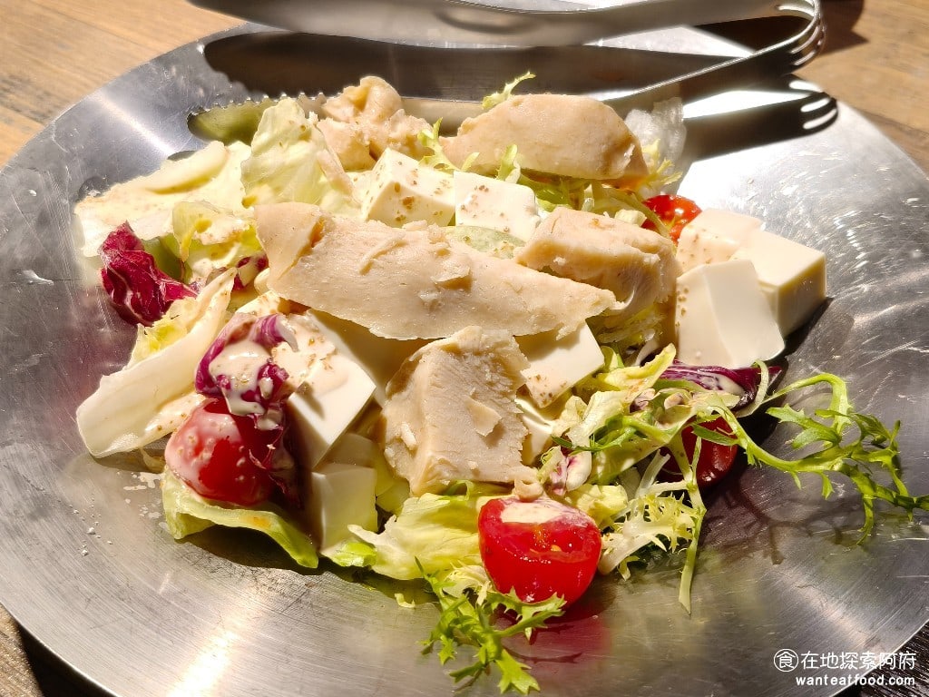 Kitchen,CreAfe'客意直火(內科西湖店),Kitchen,CreAfe'客意直火(內科西湖店)菜單,Kitchen,CreAfe'客意直火(內科西湖店)價格,內湖區美食,內湖美食,西湖美食,義式料理,披薩 胡麻雞肉豆腐沙拉 這份沙拉吃起來份量很多，而且很清爽，還蠻推薦的，胡麻醬搭配沙拉裡面還有放豆腐，也像是在吃胡麻豆腐。上面的雞肉都是雞胸肉，但吃起來卻非常的軟嫩，給的雞胸肉份量也非常的好，生菜也很新鮮，還不錯。 @在地探索的阿府美食世界