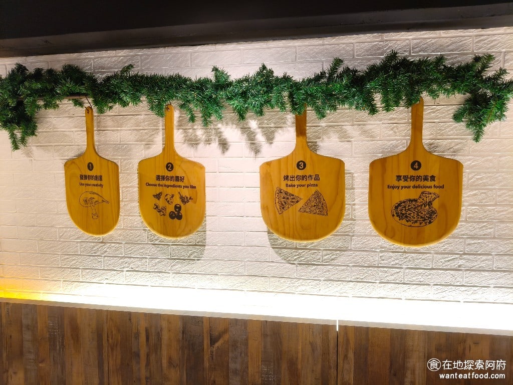 Kitchen,CreAfe'客意直火(內科西湖店),Kitchen,CreAfe'客意直火(內科西湖店)菜單,Kitchen,CreAfe'客意直火(內科西湖店)價格,內湖區美食,內湖美食,西湖美食,義式料理,披薩 對 DIY 餐點有興趣的人，可以在點餐區，親自選擇想要的配料，看著師傅把披薩做出來，這確實非常有趣。 @在地探索的阿府美食世界