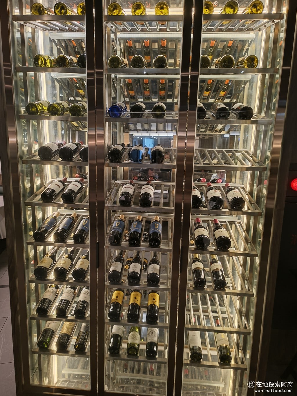 雅室牛排,大直旗艦店,雅室牛排,大直旗艦店菜單,雅室牛排,大直旗艦店價格,中山區美食,中山美食,劍南路站美食,美式料理,牛排 玻璃櫥窗中裝著很多種類的酒，櫥窗體積超大，從地板直達天花板，看起來非常壯觀。 @在地探索的阿府美食世界