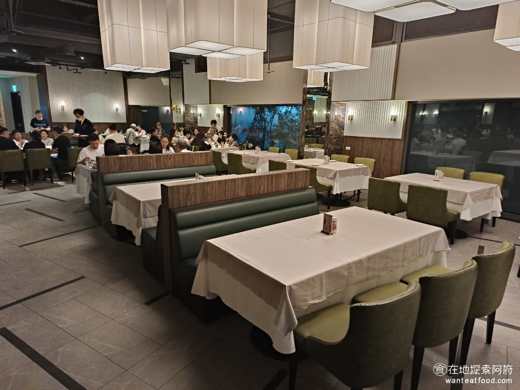 雅室牛排,大直旗艦店,雅室牛排,大直旗艦店菜單,雅室牛排,大直旗艦店價格,中山區美食,中山美食,劍南路站美食,美式料理,牛排 店內用餐環境和五星級飯店一樣高級，跳脫了傳統老派牛排館的室內設計，以白色線條搭配木紋，創造出簡約的質感。 @在地探索的阿府美食世界