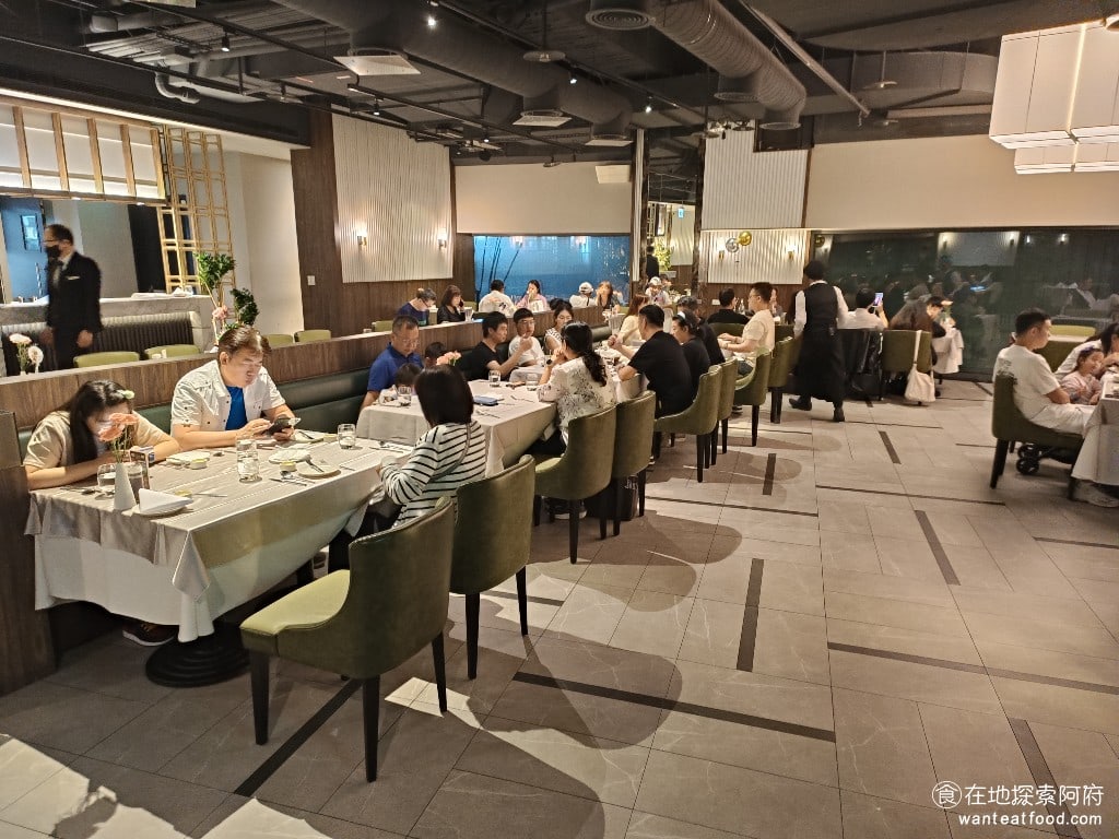 雅室牛排,大直旗艦店,雅室牛排,大直旗艦店菜單,雅室牛排,大直旗艦店價格,中山區美食,中山美食,劍南路站美食,美式料理,牛排 店內的用餐環境非常舒服，即便座位是客滿的，每一桌的客人都非常安靜，不會感覺環境特別吵雜。 @在地探索的阿府美食世界