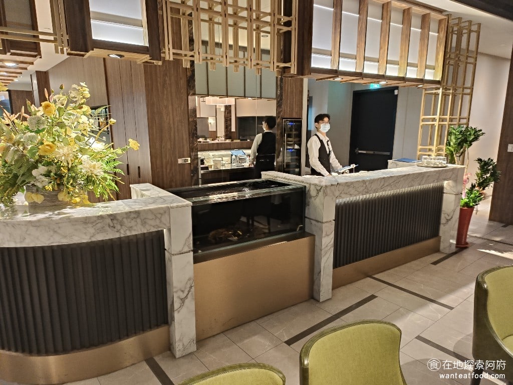 雅室牛排,大直旗艦店,雅室牛排,大直旗艦店菜單,雅室牛排,大直旗艦店價格,中山區美食,中山美食,劍南路站美食,美式料理,牛排 櫃台旁邊有一個小型的水族箱，裡面養著龍蝦，櫃檯的服務人員也很用心，隨時會查看顧客的動向，即時提供服務。 @在地探索的阿府美食世界
