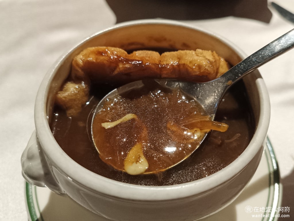 雅室牛排,大直旗艦店,雅室牛排,大直旗艦店菜單,雅室牛排,大直旗艦店價格,中山區美食,中山美食,劍南路站美食,美式料理,牛排 《雅室牛排-大直旗艦店》的洋蔥湯，一喝就知道非常有水準，湯頭的味道濃郁，而且完全將洋蔥的香氣煮到湯中，搭配著牛骨高湯，味道喝起來微酸，非常有飽足感。 @在地探索的阿府美食世界