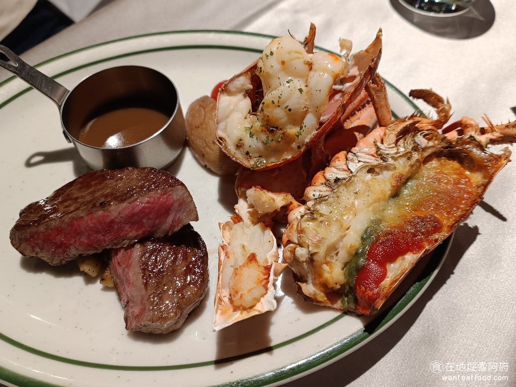 雅室牛排,大直旗艦店,雅室牛排,大直旗艦店菜單,雅室牛排,大直旗艦店價格,中山區美食,中山美食,劍南路站美食,美式料理,牛排 蒸烤加拿大龍蝦半尾和日本A5和牛紐約客 這份餐點是所有主餐中最澎湃的，同時擁有高級的和牛，還有半隻超大的龍蝦。 @在地探索的阿府美食世界