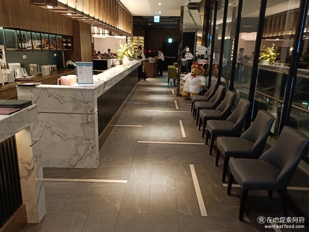雅室牛排,大直旗艦店,雅室牛排,大直旗艦店菜單,雅室牛排,大直旗艦店價格,中山區美食,中山美食,劍南路站美食,美式料理,牛排 這類型的高級餐廳都非常注意顧客用餐的隱私，所以不會直接讓人在門口，就看到店內用餐的顧客。因此走進店內還要先經過一個長長的走廊，才能到達座位區。 @在地探索的阿府美食世界