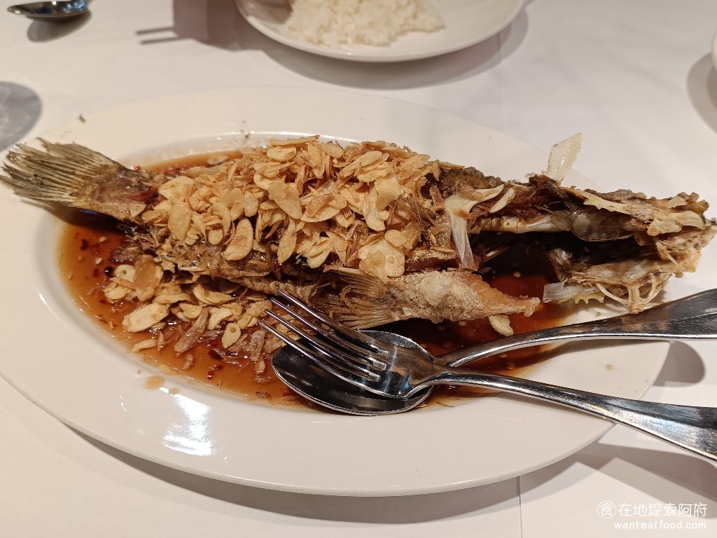 瓦城泰國料理 - 美麗華店 中山區美食 劍南路站美食 泰式料理 酸子辣汁炸鱸魚 魚肉炸的非常酥脆有些地方甚至魚刺都被炸軟了一吃魚翅就碎了魚肉吃起來口感很軟搭配酸辣的醬汁吃起來很不錯上面還灑了不少蒜片如果覺得味道不夠配著蒜片吃更好吃