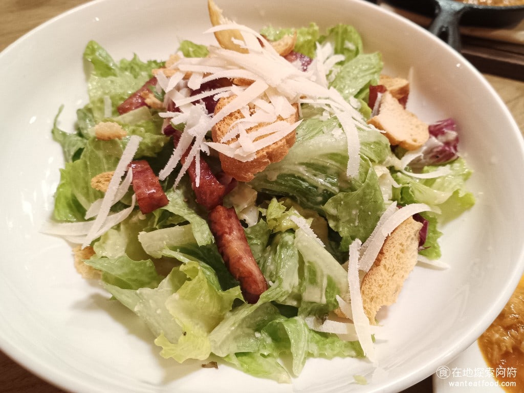 BELLINI Pasta Pasta 台北京站店 大同區美食 台北車站美食 水果披薩 BBQ比薩 手工義大利麵 義式料理 貝里尼 凱薩沙拉 凱薩沙拉的醬料個人不是很喜歡味道有點淡而且吃藥的都是酸味裡面的培根吃起來口感也不太好有一點硬