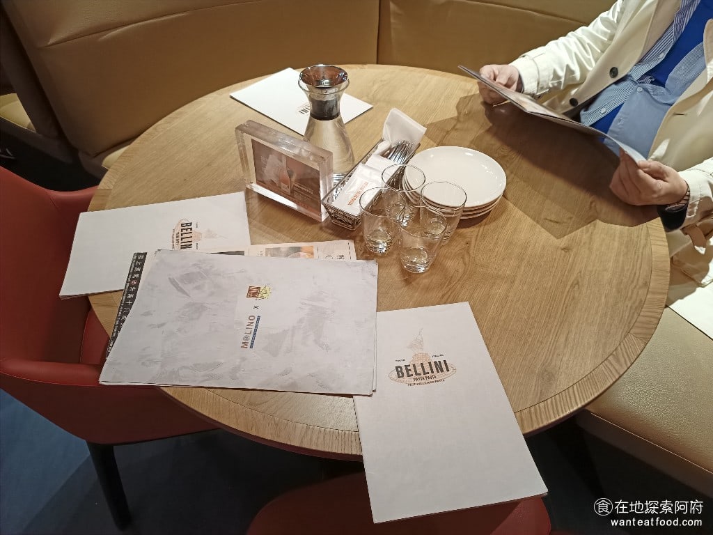 BELLINI Pasta Pasta 台北京站店 大同區美食 台北車站美食 水果披薩 BBQ比薩 手工義大利麵 義式料理 貝里尼 這間店我們來了許多次有時我們會發現如果坐在冷氣風口下會覺得有煙味比較重但是不是這間店的問題是百貨公司空調的問題